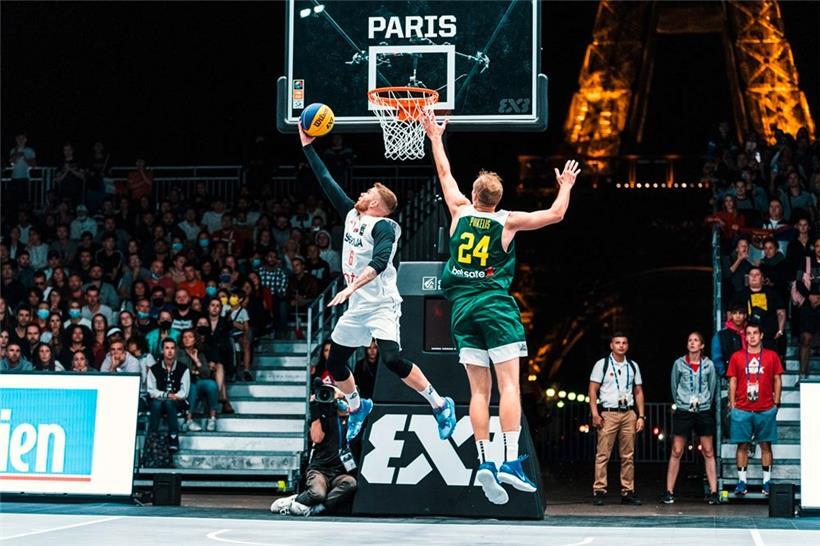 3×3 gilt als sehr dynamisch und wird international auch häufig auf zentralen Plätzen mitten in der Stadt ausgetragen, wie hier beim Europe-Cup-Finale 2021 in Paris
