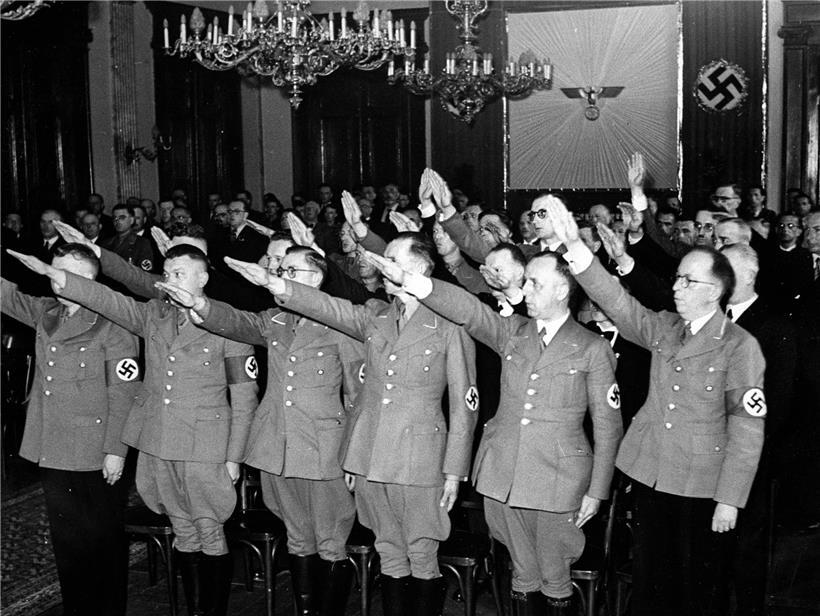 4 juillet 1941: Réception à l’hôtel de ville de Luxembourg pour la nomination des „Ratsherren der Stadt Luxemburg“, titre accordé aux „Ortsgruppenleiter“ et autres fonctionnaires nazis luxembourgeois et allemands
