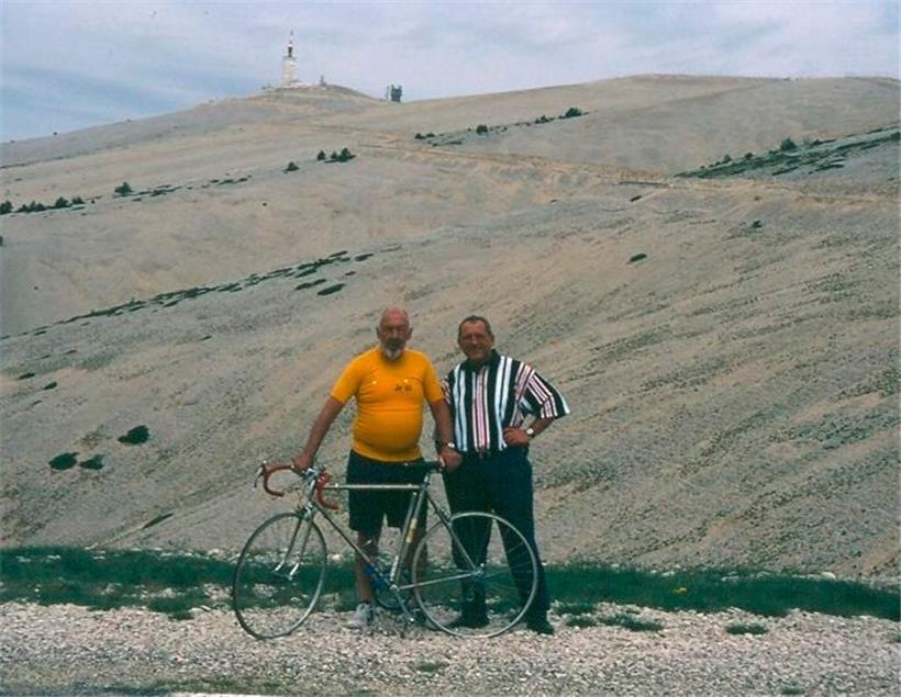 40 Jahre nach seinem Tour-Erfolg kehrte Charly Gaul 1998 im „Maillot jaune“ mit Petz Lahure (rechts) auf den Mont Ventoux zurück
