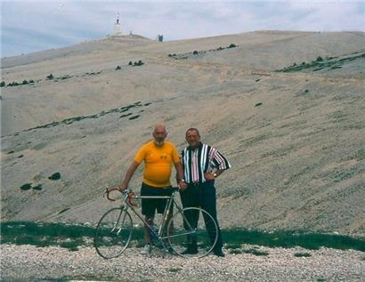 40 Jahre nach seinem Tour-Erfolg kehrte Charly Gaul 1998 im „Maillot jaune“ mit Petz Lahure (rechts) auf den Mont Ventoux zurück
