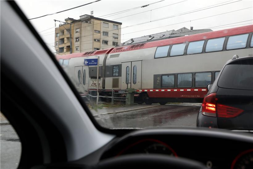 40 Minuten pro Stunde ist die Bahnschranke geschlossen. Die Strecke Petingen-Luxemburg ist viel befahren. Deshalb ist die Umgehung so wichtig. Das Projekt wird vom Transportministerium gestemmt. 
