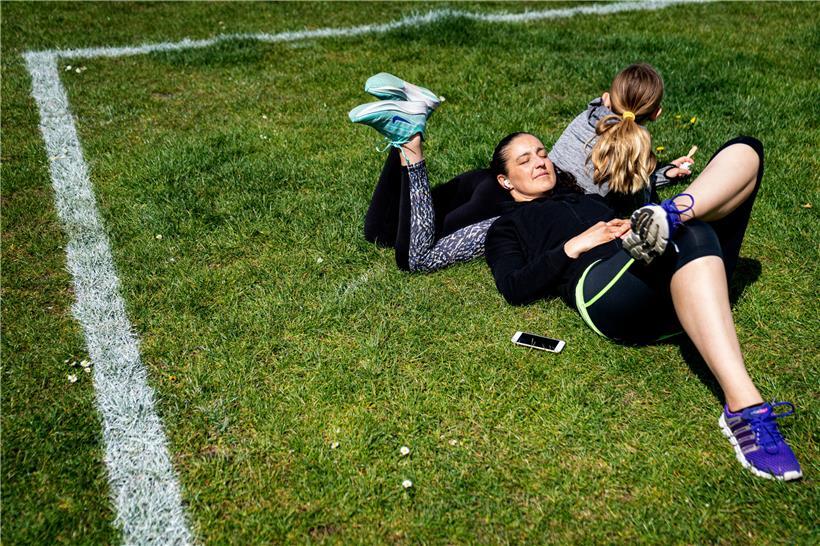 40 Quadratmeter Fläche für maximal zehn Personen: In Kopenhagen wurden zur besseren Einhaltung der Abstandsregeln in einigen Parks die Rasenflächen markiert
