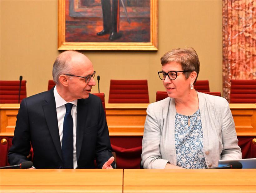 „40 + x mal 3“: Luc Frieden und Martine Deprez erweisen sich einmal mehr als Garanten des politischen Verwirrspiels – die einzig bleibende Frage ist, ob dies absichtlich geschieht oder sie es nicht besser können 
