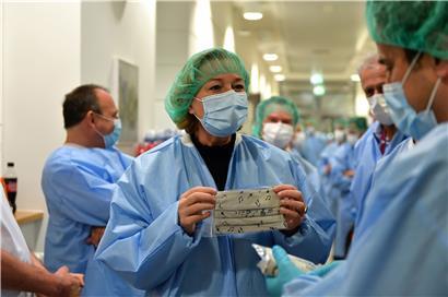 50 OP-Masken erhält nun jeder Bürger über 16 Jahren. Wer über Alternativen wie Stoffmasken verfügt, sollte aber auch an die Nachhaltigkeit denken, rät Gesundheitsministerin Paulette Lenert.
