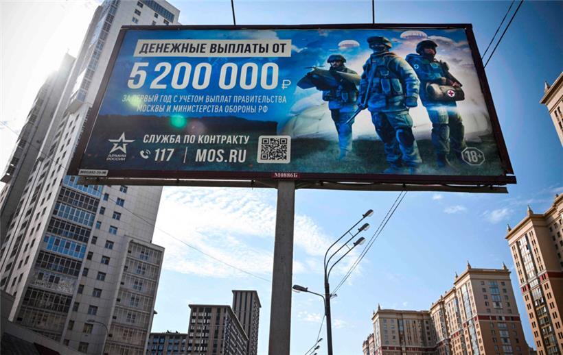 5.200.000 Rubel für den Dienst an der Front: Während Putin seit über zwei Jahren russische Männer zu Zehntausenden auf den ukrainischen Schlachtfeldern verheizt und Hunderttausende vor dem erzwungenen Frontdienst ins Ausland geflohen sind und die Perspektiven ohnehin nicht rosig sind, wundert man sich in Russland über eine schwindende Bevölkerung
