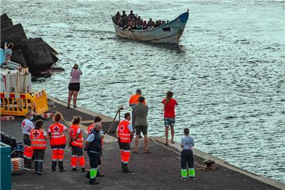 54 Menschen sitzen in dem kaum seetüchtigen Boot, mit dem sie es von der afrikanischen Küste bis zur spanischen Kanaren-Insel El Hierro geschafft haben
