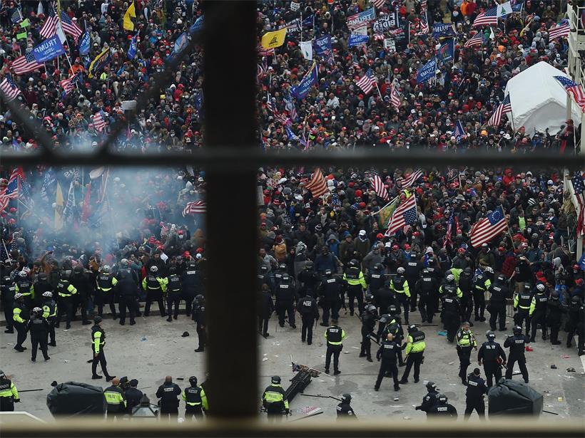 Polizei hält Trump-Anhänger bei Kundgebung vor der US-Kapitolsrotunde am 6. Januar 2021 in Washington, DC fest