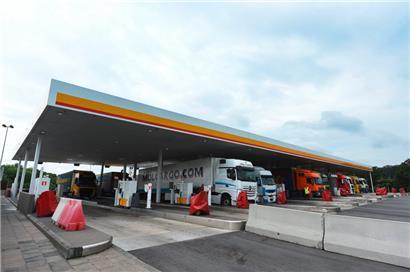 78 Zapfsäulen füllen die Tanks von zahllosen Autos und LKWs
