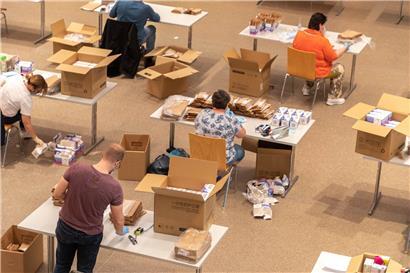 80 Helfer verpackten am Wochenende 140.000 Masken in Differdingen
