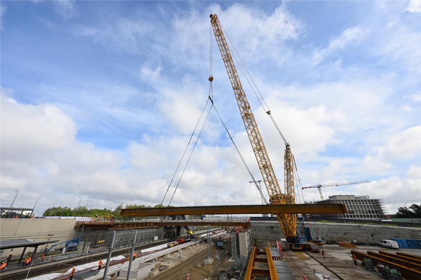 80 Tonnen wiegen die Doppel-Stahlträger, die am Dienstag vom Spezialkran in Posi...