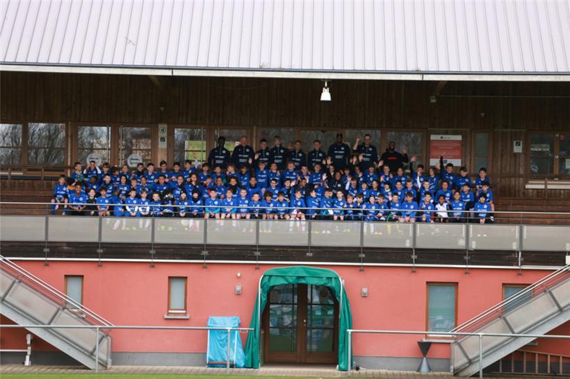 80 begeisterte Jugendspieler aus ganz Luxemburg – und mittendrin Nationalspieler Gerson Rodrigues (2. Reihe)
