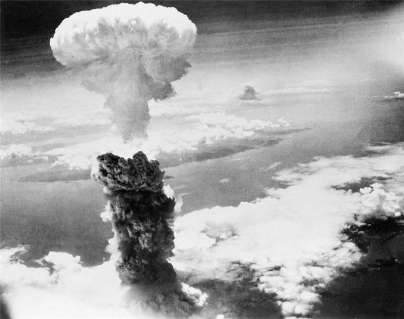 9. August 1945, Japan, Nagasaki: Eine riesige Rauchsäule steht über Nagasaki, nachdem die zweite jemals im Krieg eingesetzte Atombombe über der Hafenstadt explodiert ist. Am 9. August 1945 um 11.02 Uhr warf ein US-Bomber die Atombombe „Fat Man“ über Nagasaki ab. Allein hier wurden damals etwa 70 000 Menschen durch direkte Einwirkung getötet, 75 000…

