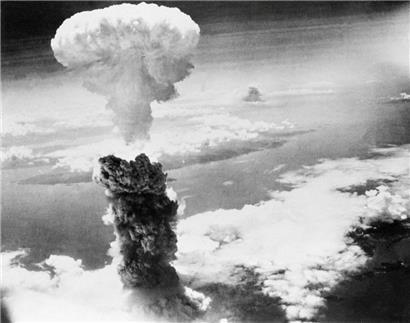 9. August 1945, Japan, Nagasaki: Eine riesige Rauchsäule steht über Nagasaki, nachdem die zweite jemals im Krieg eingesetzte Atombombe über der Hafenstadt explodiert ist. Am 9. August 1945 um 11.02 Uhr warf ein US-Bomber die Atombombe „Fat Man“ über Nagasaki ab. Allein hier wurden damals etwa 70 000 Menschen durch direkte Einwirkung getötet, 75 000…
