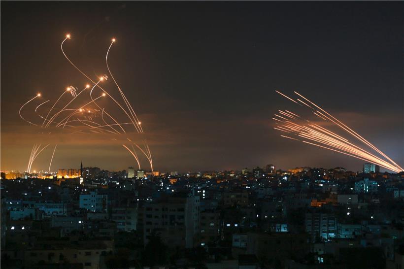 90 Prozent sollen abgefangen werden: Links die Verteidigungsanlage „Iron Dome“ in Israel, rechts von der Hamas aus dem Gazastreifen abgefeuerte Raketen
