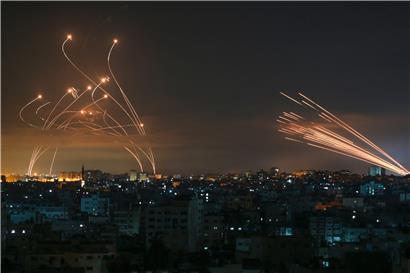 90 Prozent sollen abgefangen werden: Links die Verteidigungsanlage „Iron Dome“ in Israel, rechts von der Hamas aus dem Gazastreifen abgefeuerte Raketen
