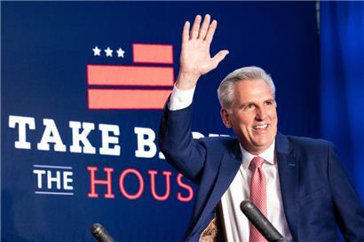 9.11.2022, USA, Washington: Der bisherige Minderheitenführer im Repräsentantenhaus, Kevin McCarthy (Kalifornien), kommt am frühen Mittwochmorgen, um auf einer Veranstaltung zu sprechen. Foto: Alex Brandon/AP/dpa +++ dpa-Bildfunk +++
