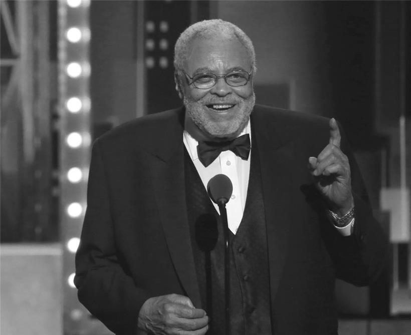9.9. James Earl Jones (93): Dem „Star Wars“-Schurken Darth Vader lieh er seine t...