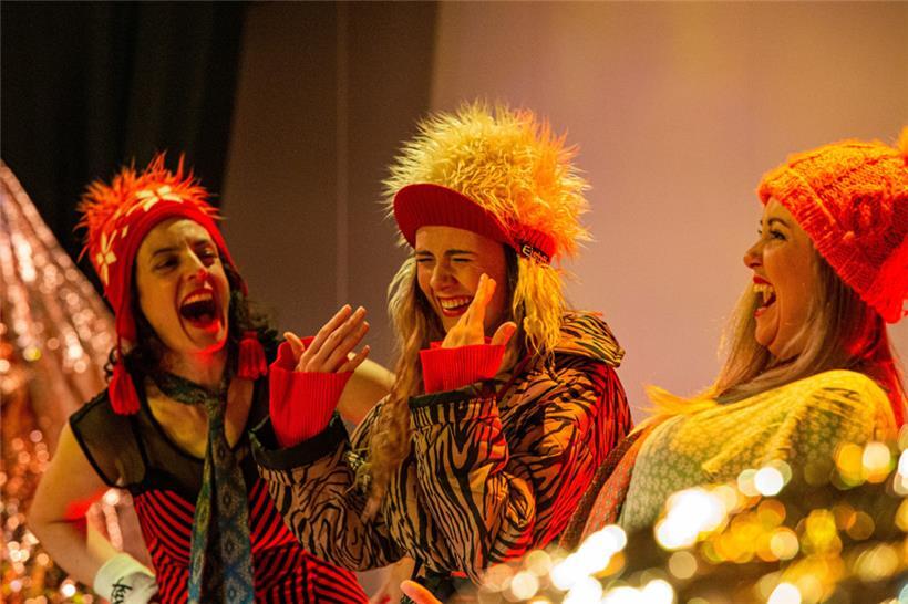 A (Brigitte Urhausen), C (Jil Devresse) und B (Rosalie Maes) sind drei übermotivierte Bergsteigerinnen
