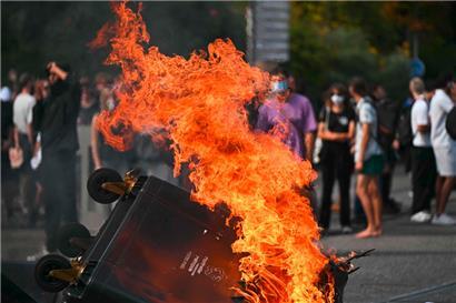 A Montpellier, le 10 septembre, une poubelle brûle lors de la mobilisation „Bloquons tout“
