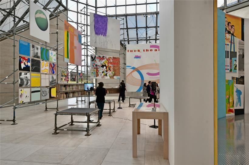 A droite, un pan de l’œuvre „Sinnmaschine“, et à gauche, „l’atelier“ de Michel Majerus
