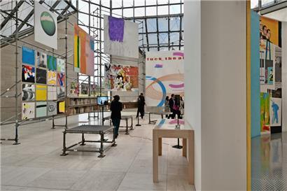 A droite, un pan de l’œuvre „Sinnmaschine“, et à gauche, „l’atelier“ de Michel Majerus
