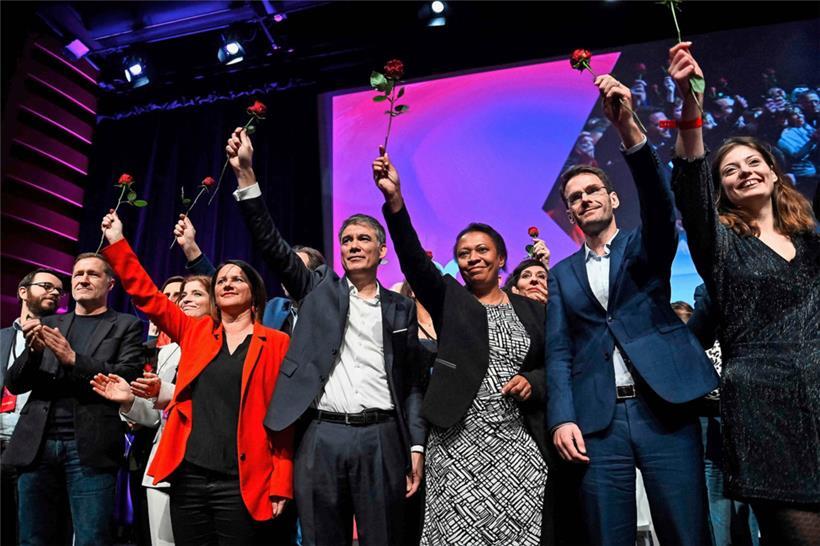 À partir de la gauche: le maire de Charleroi et président du PS en Belgique, Paul Magnette, la maire de Nantes Johanna Rolland, le premier secrétaire du PS, Olivier Faure, la maire de Vaulx-en-Velin Hélène Geoffroy, le „premier secrétaire délégué“ Nicolas Mayer-Rossignol et la présidente des „Jeunes Socialistes“ Emma Rafowicz
