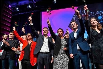 À partir de la gauche: le maire de Charleroi et président du PS en Belgique, Paul Magnette, la maire de Nantes Johanna Rolland, le premier secrétaire du PS, Olivier Faure, la maire de Vaulx-en-Velin Hélène Geoffroy, le „premier secrétaire délégué“ Nicolas Mayer-Rossignol et la présidente des „Jeunes Socialistes“ Emma Rafowicz
