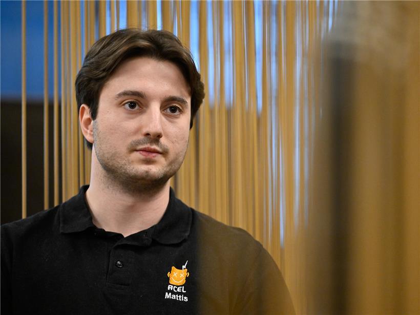 Mattis Noel, Präsident von ACEL, spricht bei einer Konferenz vor Publikum