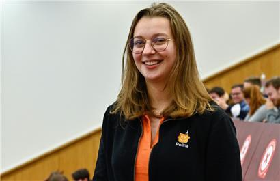 ACEL-Präsidentin Polina Bashlay (23): Sie will in ihrem Studium den Schwerpunkt auf den konstruktiven Ingenieurbau legen, also „alles, was über der Erde ist wie Brücken und Gebäude“. So sagt sie es. Ihr ursprünglicher Studienwunsch war Architektur. Nach einem Praktikum bei einem Architekten steht fest: Ihr fehlt die Mathematik. Sie geht ins Bauingenieurwesen. Bashlay hat die…

