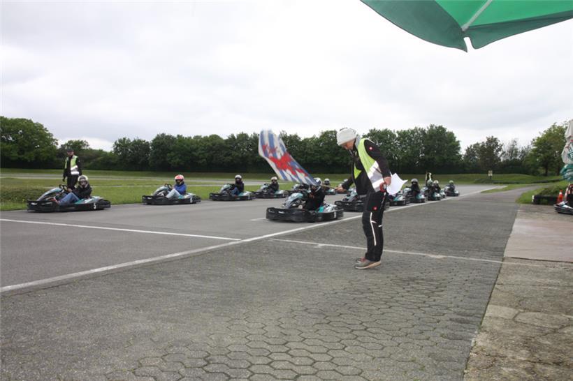 ACL-Mitarbeiterin Nathalie Milani schwenkte die Startfahne
