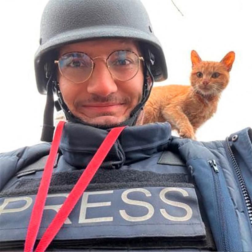 AFP-Journalist Arman Soldin macht ein Selfie mit einer Katze auf seiner Schulter während eines AFP-Einsatzes in der Ukraine. Arman wurde durch einen Raketeneinschlag getötet, als er am 9. Mai 2023 mit AFP-Kollegen von ukrainischen Stellungen in Chasiv Yar berichtete.
