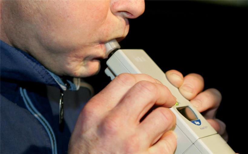 ARCHIV – 03.02.2005, Baden-Württemberg, Karlsruhe: ARCHIV – Ein Alkoholtest bei einem Mann, aufgenommen am 04.02.2005 während einer Polizeikontrolle bei Karlsruhe. Foto Uli Deck/dpa +++(c) dpa – Bildfunk+++ (zu dpa: «Mit 2,4 Promille auf Autobahn unterwegs – ohne Führerschein») Foto: Uli Deck/dpa +++ dpa-Bildfunk +++
