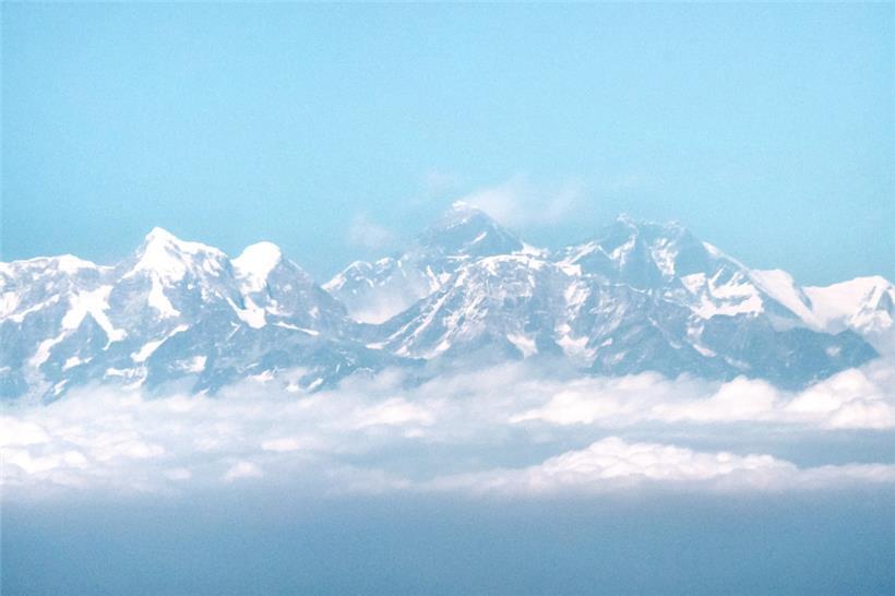 ARCHIV – 06.02.2020, Nepal, –: Blick aus dem Flugzeug auf das Himalaya-Gebirge mit dem Mount Everest. (zu dpa: «Zwei Bergsteigerinnen im indischen Himalaya aus Notlage gerettet») Foto: Sina Schuldt/dpa +++ dpa-Bildfunk +++
