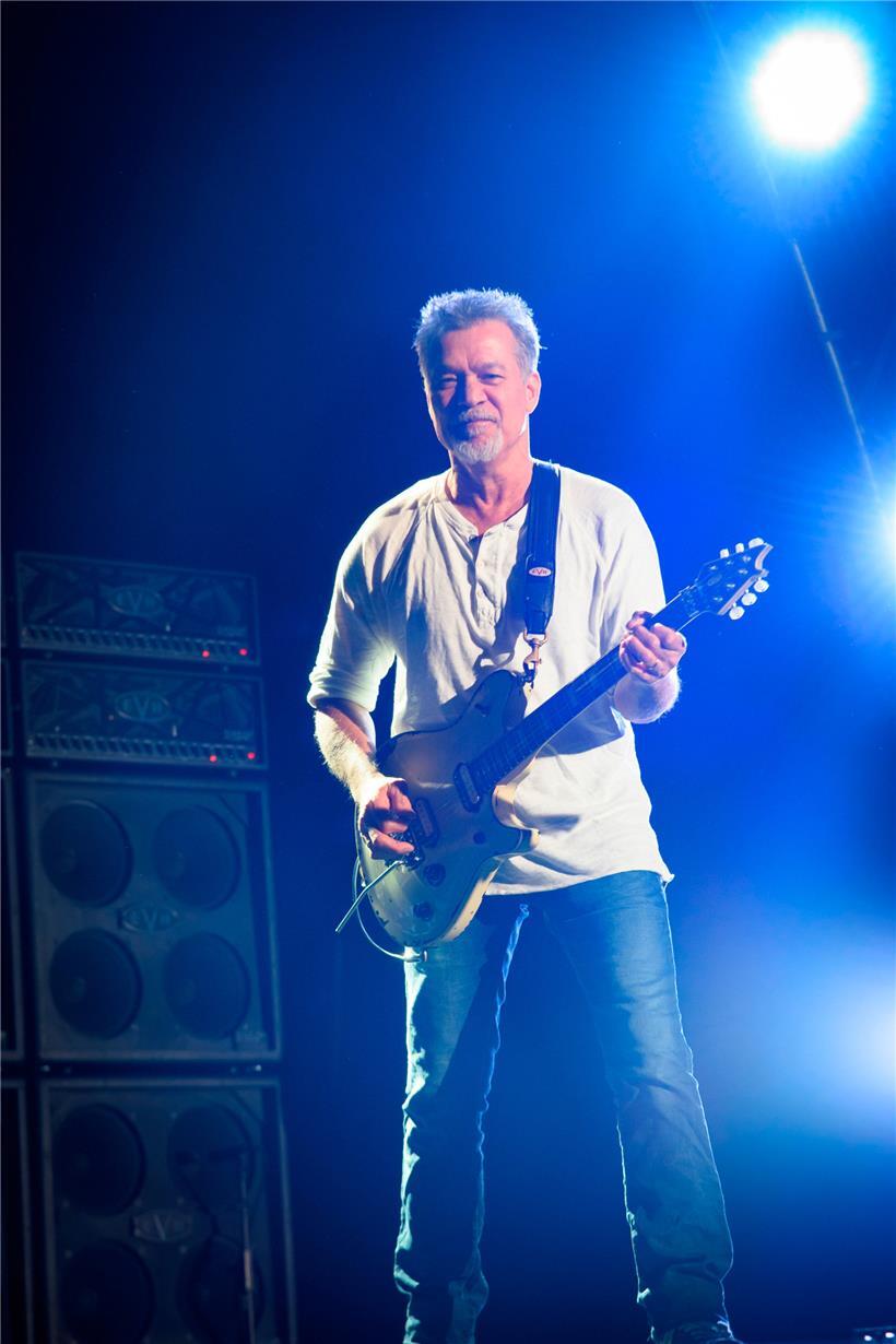 ARCHIV – 07.08.2015, Kanada, Toronto: Eddie van Halen steht mit der Band Van Halen auf der Bühne. Mit seiner Gitarre hat Eddie van Halen die Rockmusik geprägt. Die nach ihm und seinem Bruder benannte Band Van Halen feierte Welterfolge. Am 26. Januar 2020 wird Eddie van Halen 65 Jahre alt. (zu dpa «Der letzte Gitarren-Boss»:…
