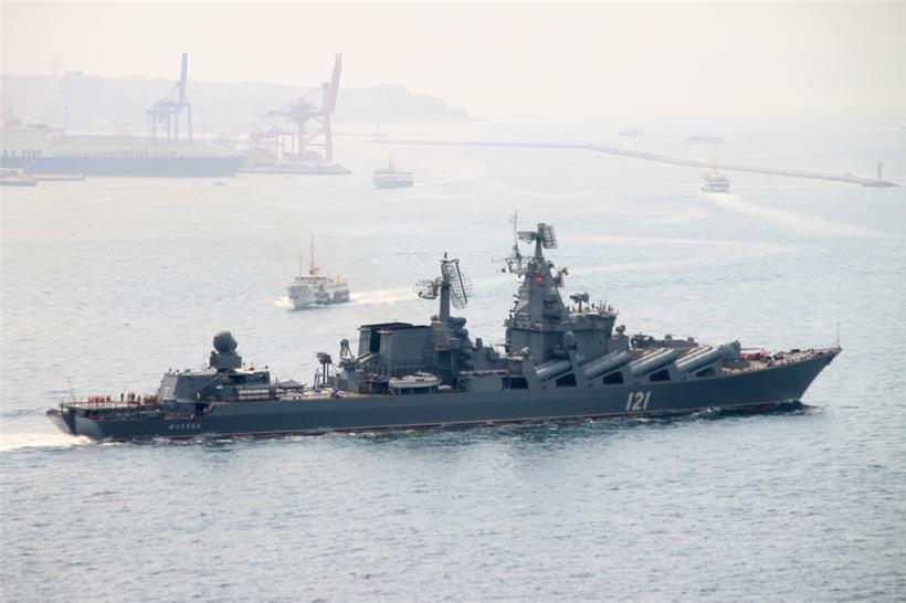 ARCHIV – 07.09.2014, Türkei, Istanbul: Der russische Lenkwaffenkreuzer „Moskwa“ fährt durch den Bosporus ins Mittelmeer
