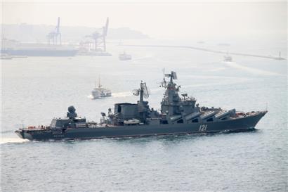 ARCHIV – 07.09.2014, Türkei, Istanbul: Der russische Lenkwaffenkreuzer „Moskwa“ fährt durch den Bosporus ins Mittelmeer
