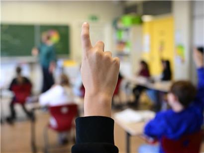 ARCHIV - 15.11.2023, Baden-Württemberg, Stuttgart: Ein Schüler meldet sich in einer vierten Klasse in einer Grundschule. (zu dpa: „Umfrage: Thüringer stehen klar hinter der Schulpflicht“) Foto: Bernd Weißbrod/dpa +++ dpa-Bildfunk +++