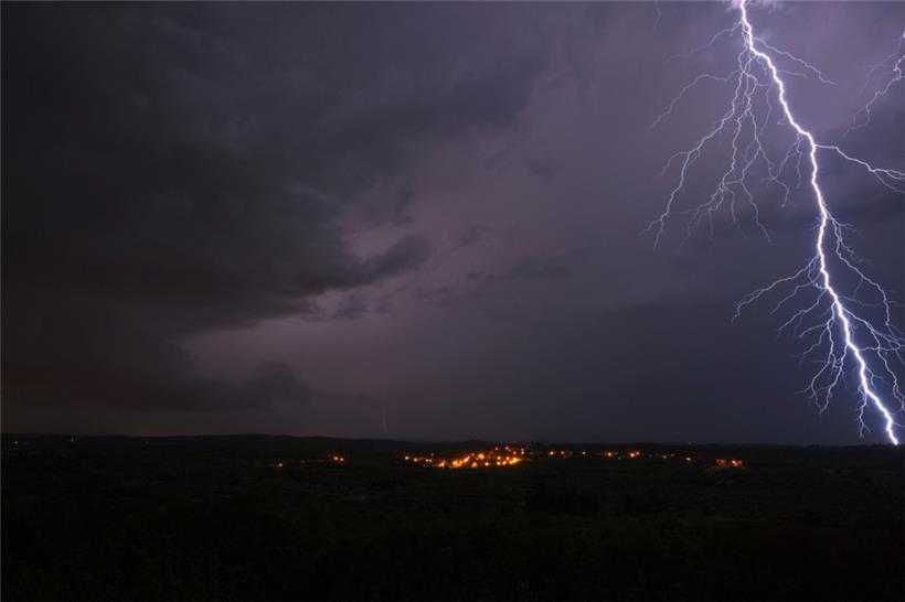 ARCHIV – 16.08.2022, Frankreich, Montaud: Ein Blitz geht über Frankreich nieder. (zu dpa: «Mann nahe Paris bei Unwetter von Baum erschlagen») Foto: Nicolas Tucat/AFP/dpa +++ dpa-Bildfunk +++
