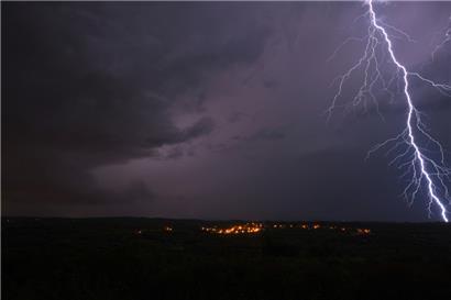 ARCHIV – 16.08.2022, Frankreich, Montaud: Ein Blitz geht über Frankreich nieder. (zu dpa: «Mann nahe Paris bei Unwetter von Baum erschlagen») Foto: Nicolas Tucat/AFP/dpa +++ dpa-Bildfunk +++
