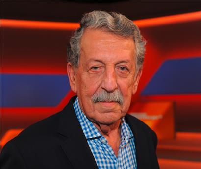 ARCHIV – 17.11.2015, Nordrhein-Westfalen, Köln: Der Journalist und Nahostexperte Ulrich Kienzle zu Gast in der ARD Talkshow "Menschen bei Maischberger". Der bekannte Fernsehjournalist und Nahost-Experte Ulrich Kienzle ist nach ZDF-Angaben am Donnerstag, 16.04.2020 in Wiesbaden mit 83 Jahren gestorben. Foto: Horst Galuschka/dpa +++ dpa-Bildfunk +++

