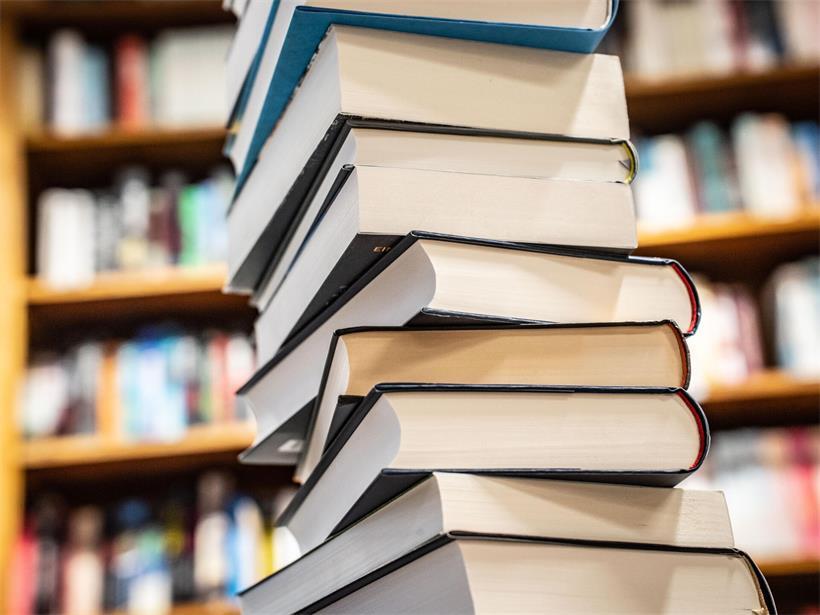 Stapel neu erschienener Bücher in Frankfurter Buchhandlung Bornheim auf Verkaufstisch, Hessen, Dezember 2022
