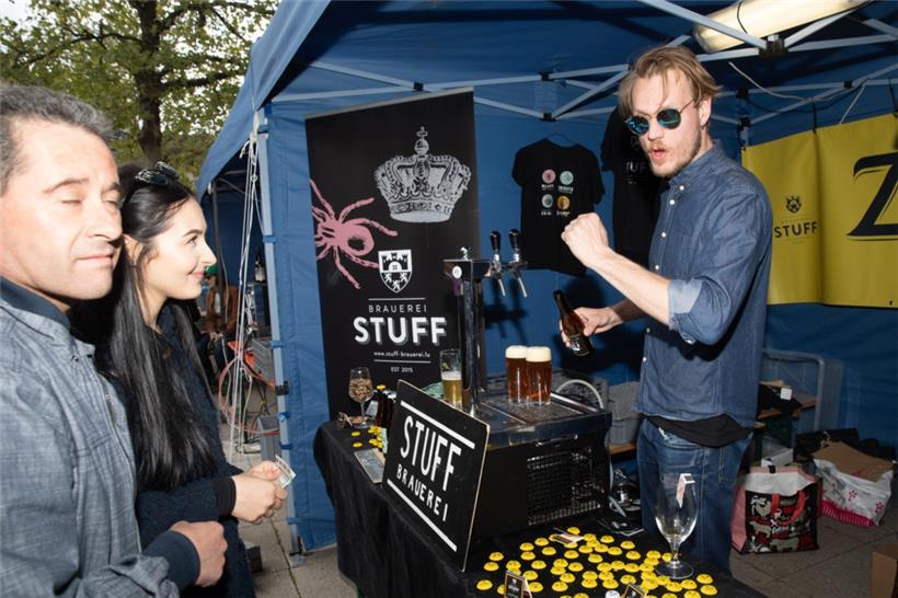 Ab 11 Uhr wird auf dem Differdinger Marktplatz gegrillt. Dazu können unterschiedliche Biersorten verkostet werden.
