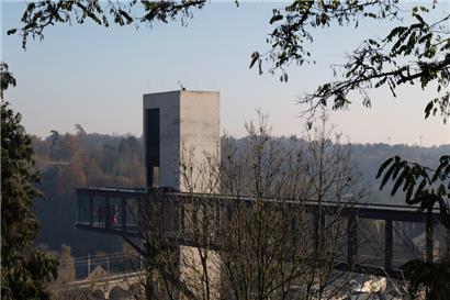 Ab 5.45 Uhr bis 1.00 Uhr kann der Lift mit der Glaskabine täglich genutzt werden – außer, es finden Wartungsarbeiten statt
