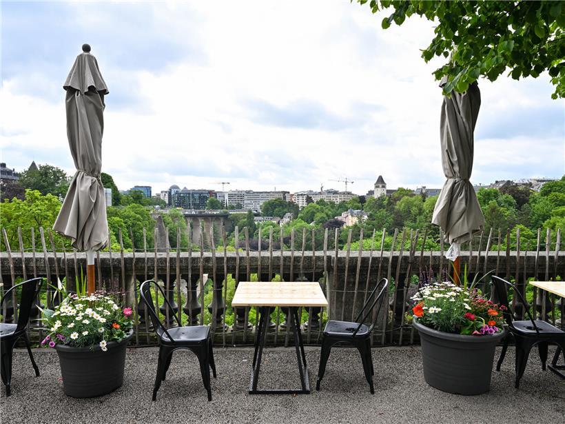 Besucher sitzen an der „Gëlle Fra“ und genießen ab Freitag den Blick ins grüne Umland Luxemburgs