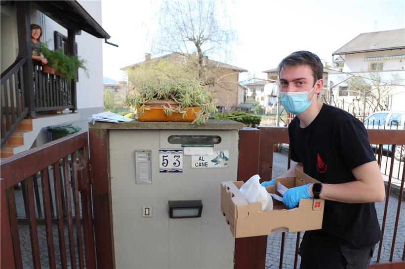 Ab Montag werden in Luxemburg kostenlose Schutzmasken an die Bevölkerung verteilt. Manche Gemeinden verschicken die Kits per Post, andere lassen über ihre Mitarbeiter oder Freiwillige jedem Einwohner fünf OP-Masken zukommen. 

