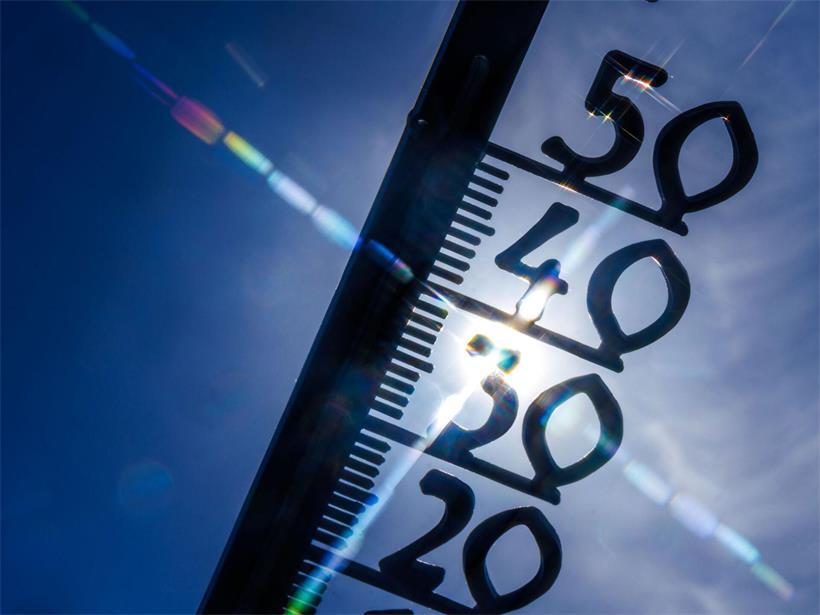 Luxemburg im Sommer mit steigenden Temperaturen und Hitze, Menschen leiden unter starker Hitze und Schwitzen
