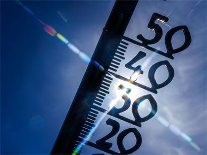 Luxemburg im Sommer mit steigenden Temperaturen und Hitze, Menschen leiden unter starker Hitze und Schwitzen