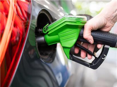 Schild mit Spritpreisen an Tankstelle, Hinweis auf 17 Cent Preisrückgang ab 1. Mai in Deutschland