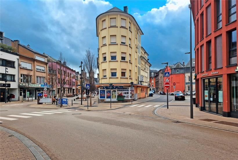 Ab jetzt dürfen Verkehrsteilnehmer nicht mehr rechts neben dem Shared Space in die rue Jean Wolter hineinfahren
