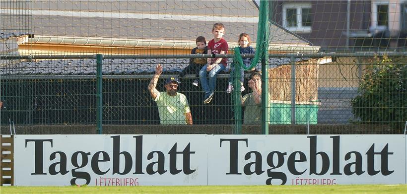 Ab morgen heißt es (zumindest für einige Fans) nicht mehr „hinter Gittern“ oder Zäunen
